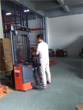 電動(dòng)堆高車