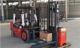 全電動(dòng)堆高車