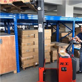 配重式電動堆高車