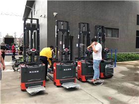 龍工1.5噸電動堆高車