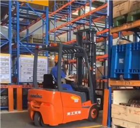 龍工三支點電動叉車