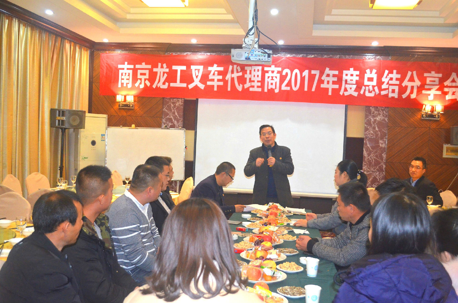 圖為董事長周斌發言