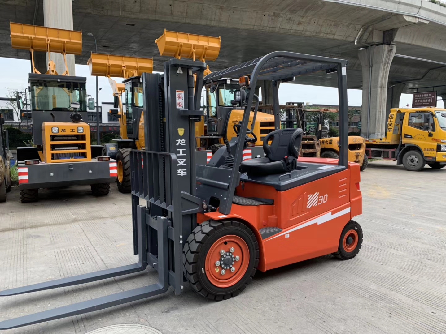 3噸龍工電瓶叉車(chē).jpg 3噸龍工電瓶叉車(chē).jpg