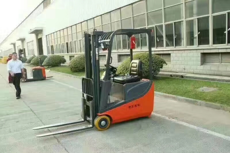 三支點電動堆高車