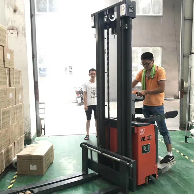 龍工電動堆高車