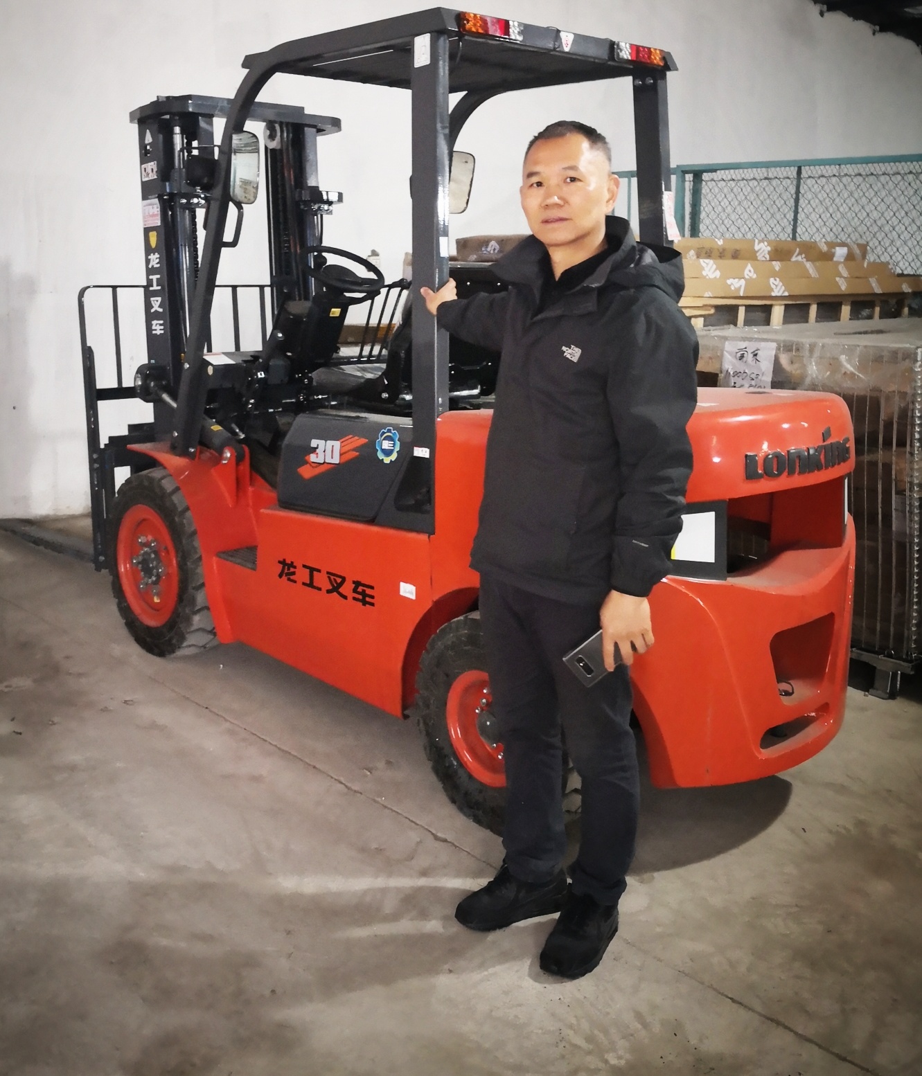 不懼嚴(yán)寒， 南京龍工柴油叉車交車忙