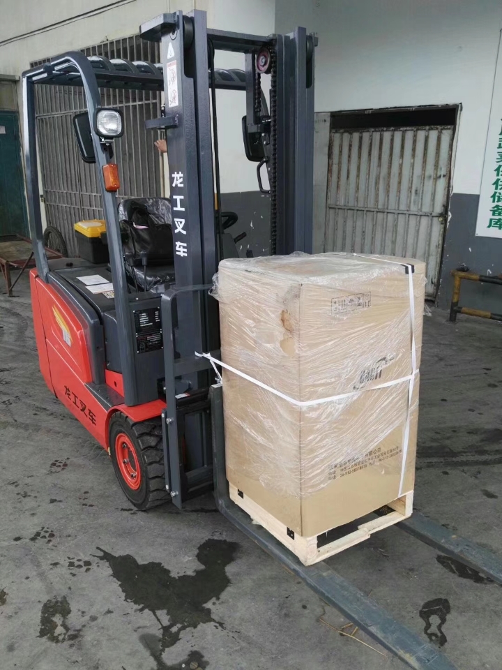 電動(dòng)叉車-龍工三支點(diǎn)電動(dòng)叉車獲得倉(cāng)儲(chǔ)客戶認(rèn)可