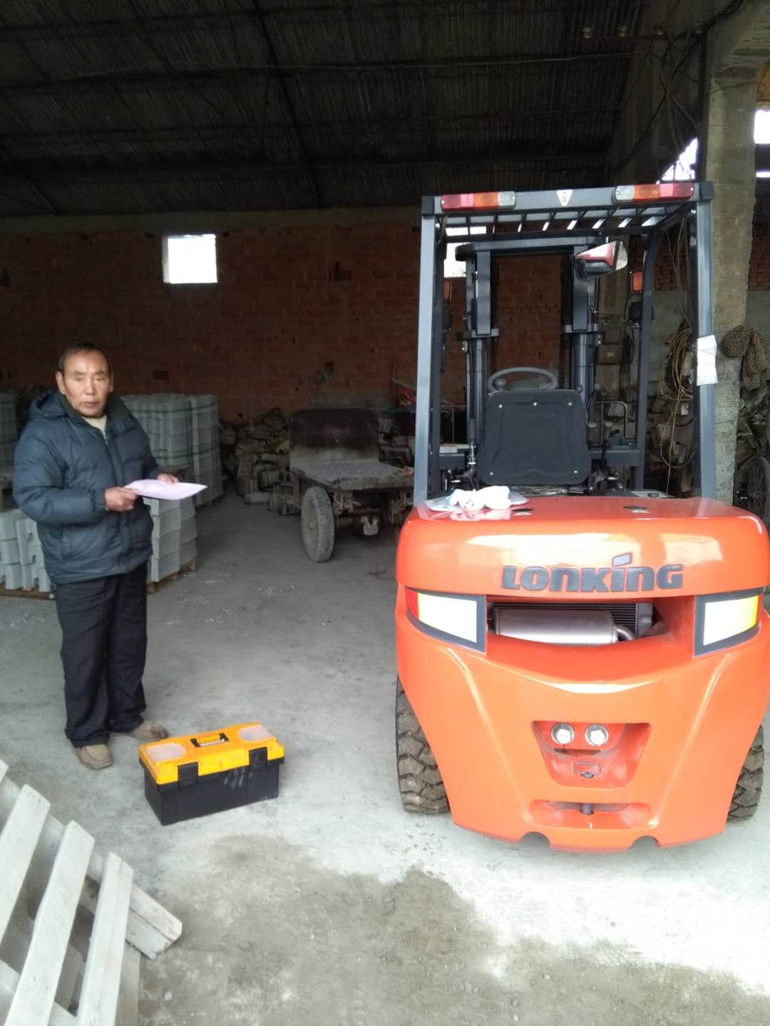 嚴(yán)寒冬日，六合龍工叉車交車忙