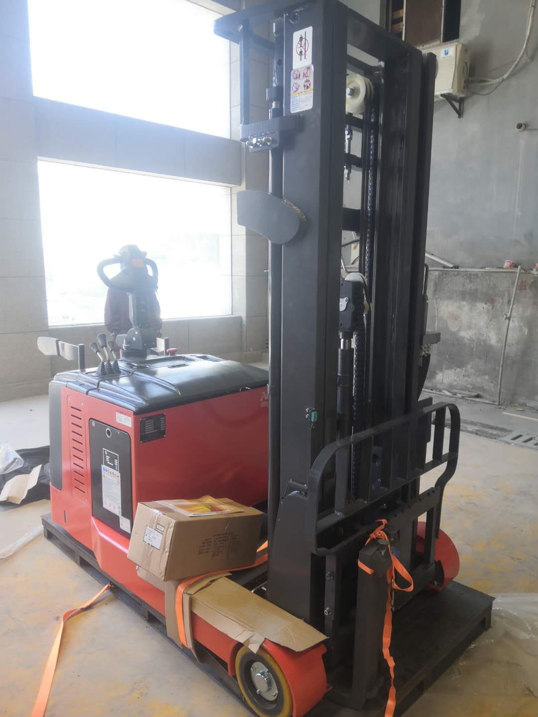 南京紅太陽(yáng)建材老板喜購(gòu)龍工前移式堆高車