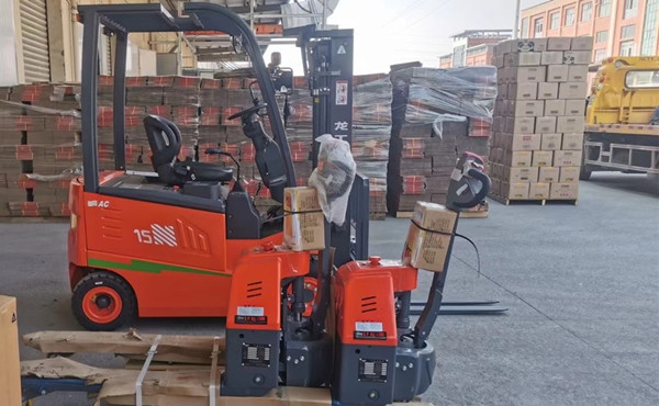 蕪湖電瓶叉車在充電時應(yīng)該注意什么？