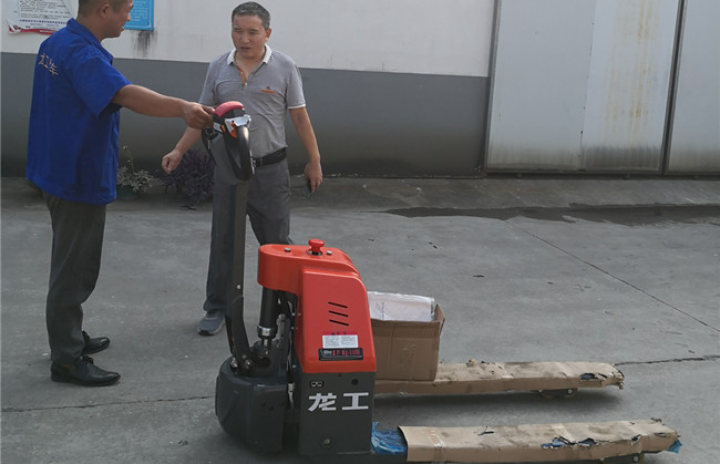 為什么他會(huì)一次性采購(gòu)十臺(tái)龍工電動(dòng)搬運(yùn)車呢？