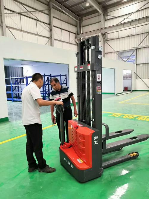 風(fēng)雨兼程，南京龍工叉車深夜送達(dá)電動堆高車