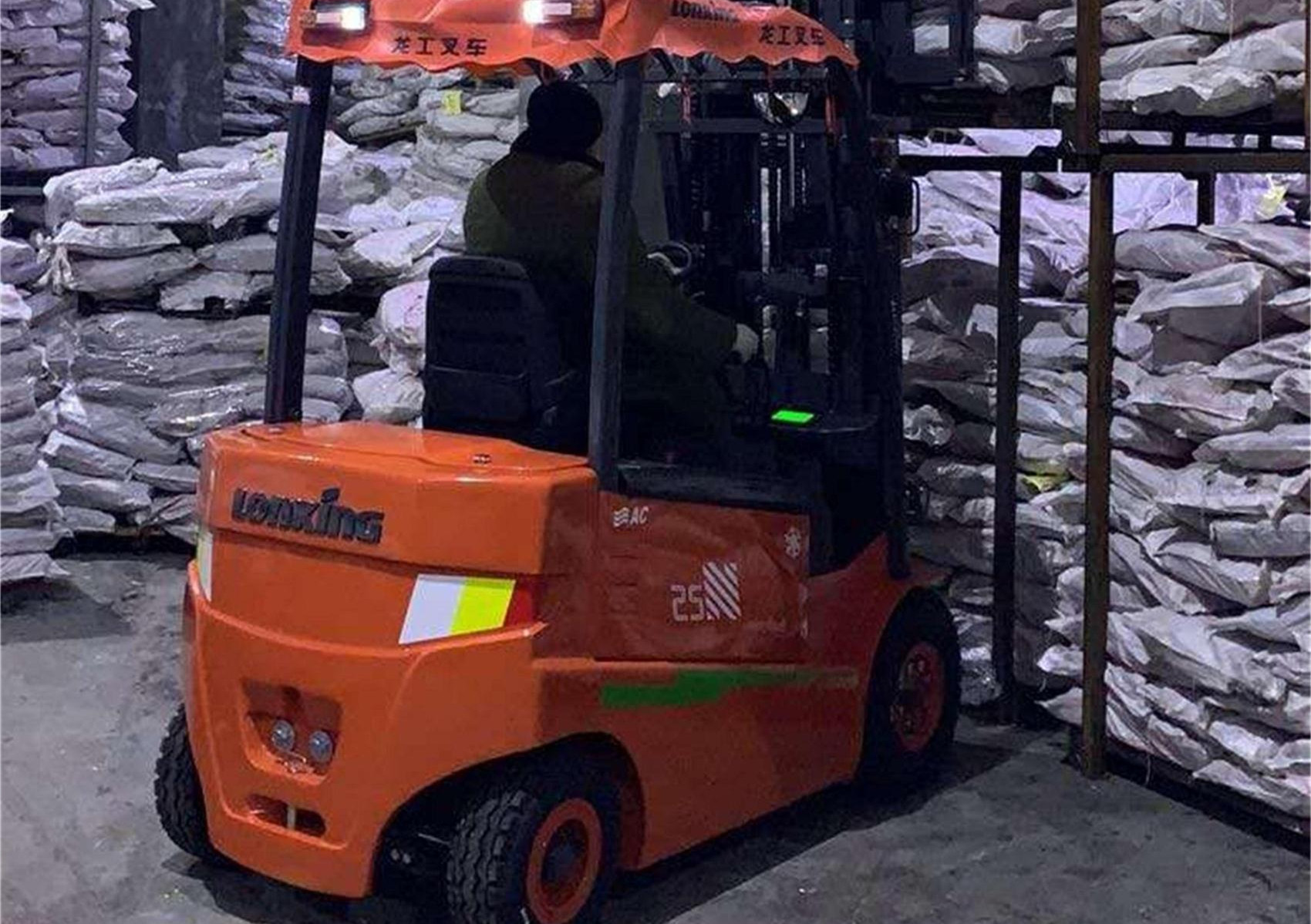 冷庫電瓶叉車-龍工冷庫電動叉車